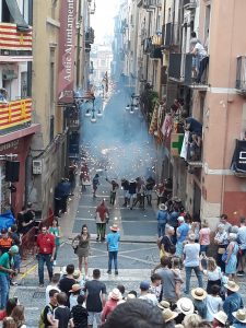 plaza de les cols en santa tecla esperando el seguici