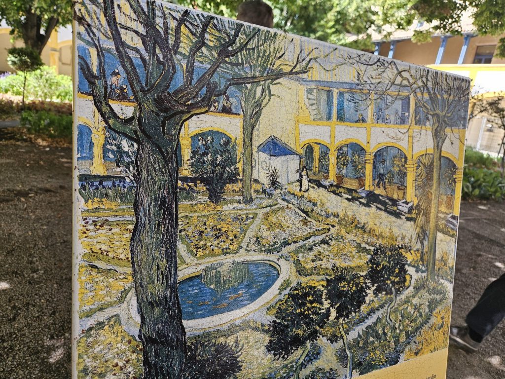 La pintura "El Patio del Hospital de Arles" Vincent Van Gogh. Esta obra fue creada en 1889, durante su estancia en el hospital psiquiátrico de Saint-Paul-de-Mausole en Arles, Francia.