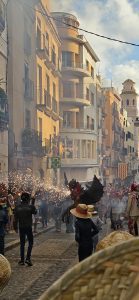 La vibria en santa tecla subiendo por cos del bou mientras la gente espera