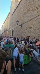 la cucafera en la calle santa anna durante santa tecla per a petits