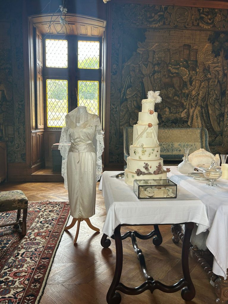 Salón interior Château de Puymartin decoración evento vestido nupcial tarta boda tapiz medieval