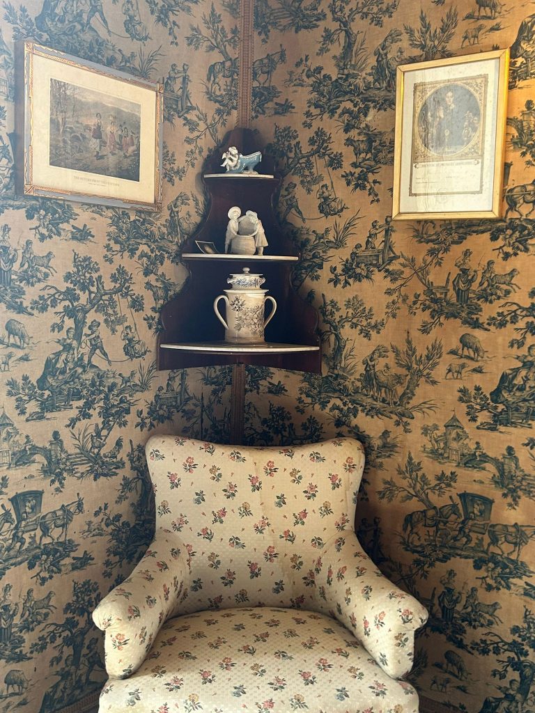 Rincón íntimo Château de Puymartin papel pintado toile de Jouy sillón floral decoración interior de época