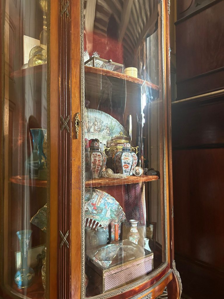 Vitrina antigua Château de Puymartin colección porcelana objetos de valor histórica interior castillo