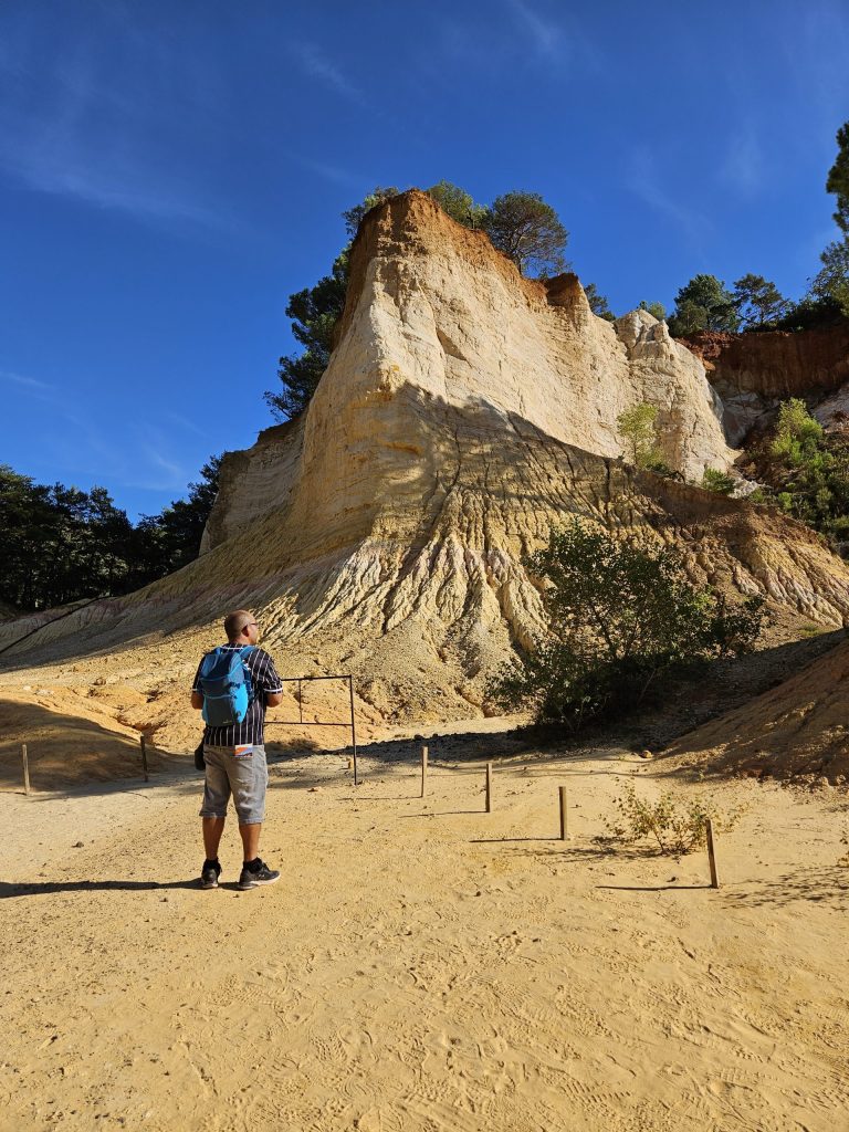 Fotografía de acantilados y senderos de ocre del Colorado Provenzal en Francia.