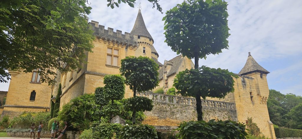 Château de Puymartin en Périgord Noir Francia, castillo con jardines topiarios, ruta cultural RITMO