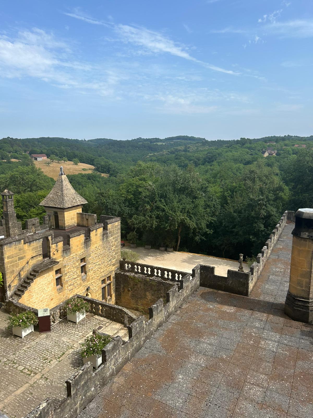 Internal courtyard view of Puymartin Castle, France. Vista del patio interior del Castillo de Puymartin.