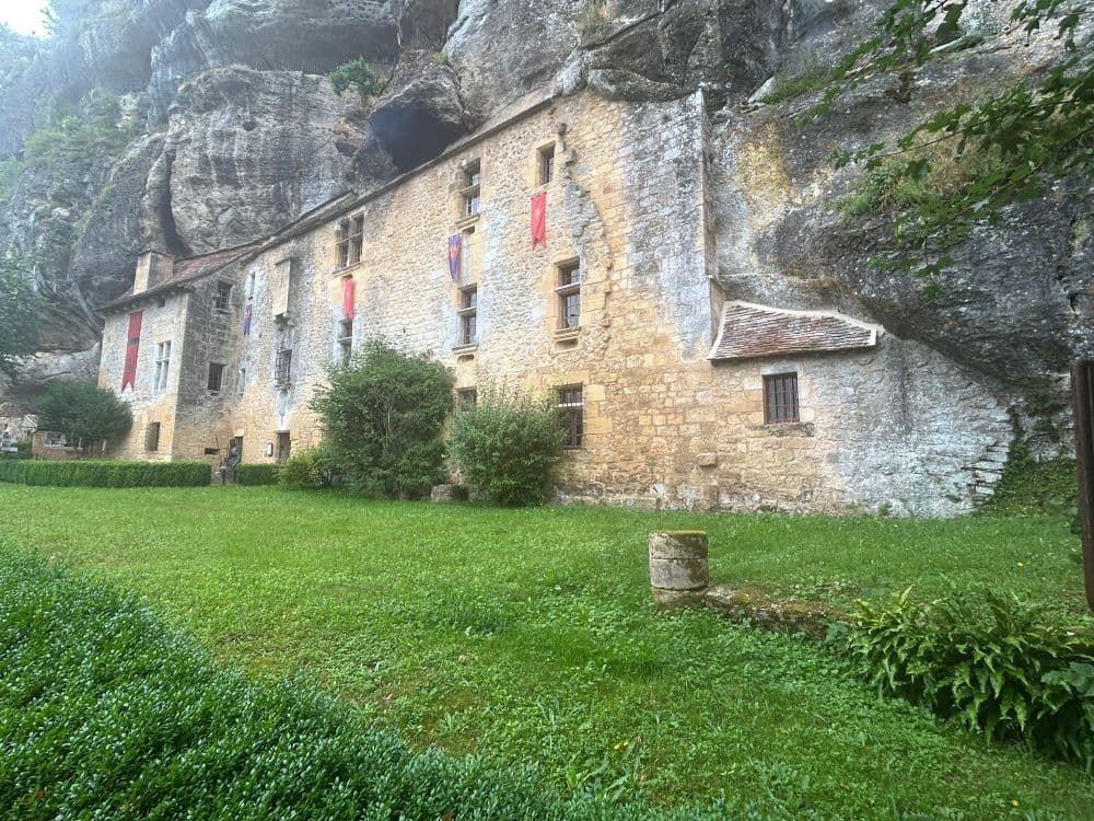 Vista exterior de la Maison Forte de Reignac, un castillo troglodita construido directamente en la pared de roca en Dordoña.