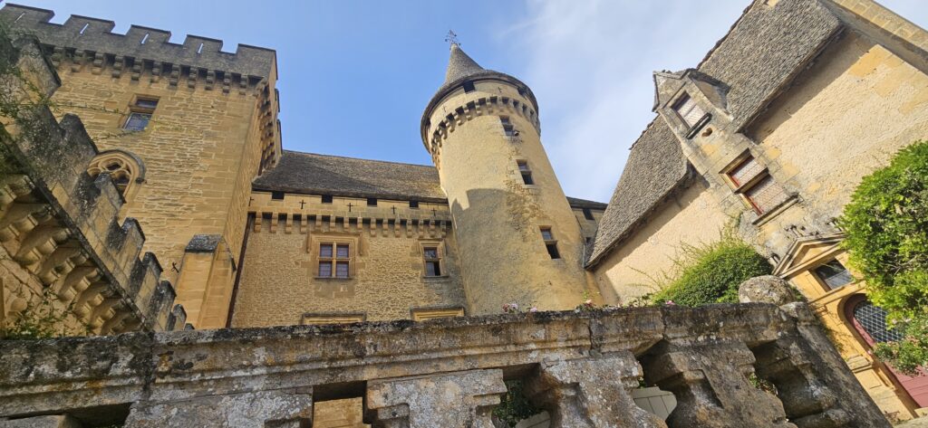 Main tower and facade of Puymartin Castle in Dordogne. Torre y fachada principal del Castillo de Puymartin.