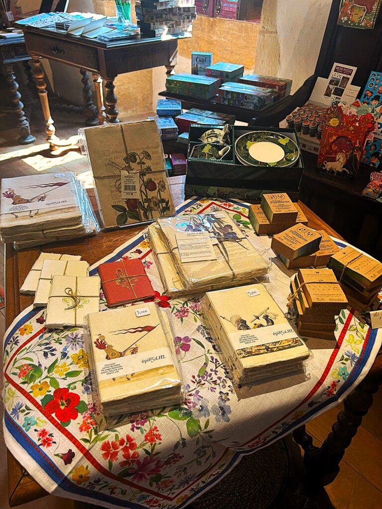 Souvenirs and handmade notebooks at Puymartin Castle gift shop. Tienda de recuerdos del Castillo de Puymartin