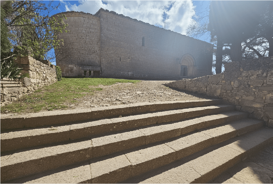 Escaleras y fachada de la iglesia románica de Siurana
