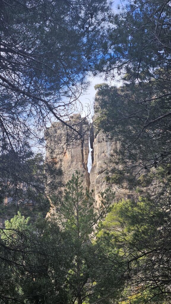 Primer plano artístico de una grieta profunda en la roca de Siurana, capturando el juego de luces y sombras natural.