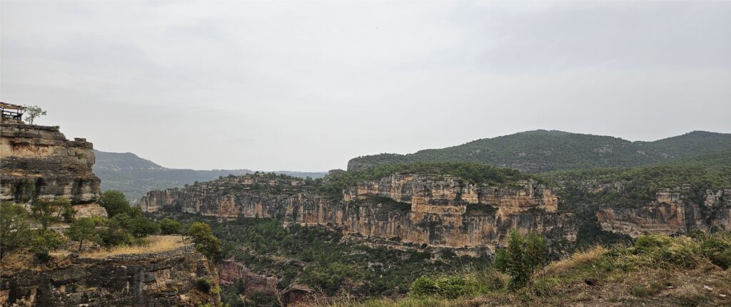 Vistas de las paredes verticales de roca caliza en Siurana, un destino de escalada deportiva de clase mundial. El paisaje muestra la formación geológica ideal para el senderismo en las Montañas de Prades.