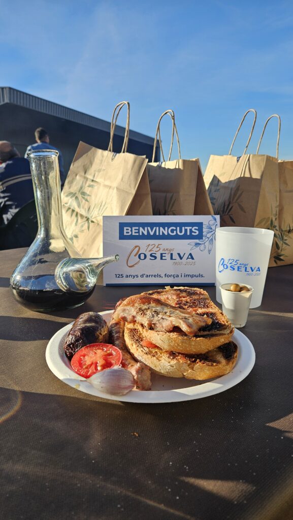 Esmorzar popular de la Festa de l'Oli de Cataluña. Plato de pa amb tomàquet con butifarra negra, longaniza y panceta. Evento organizado por Coselva (125 años).