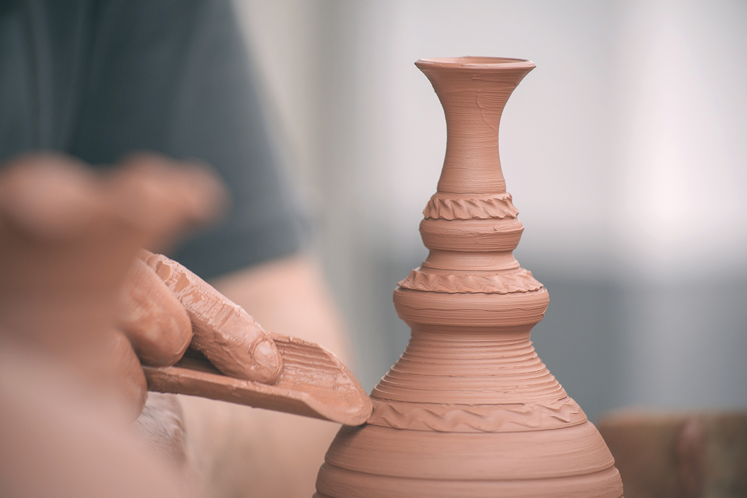 Detalle de las manos del artesano Papaseit de Miravet moldeando barro en el torno. Alfarería tradicional de la Ribera de Ebro.