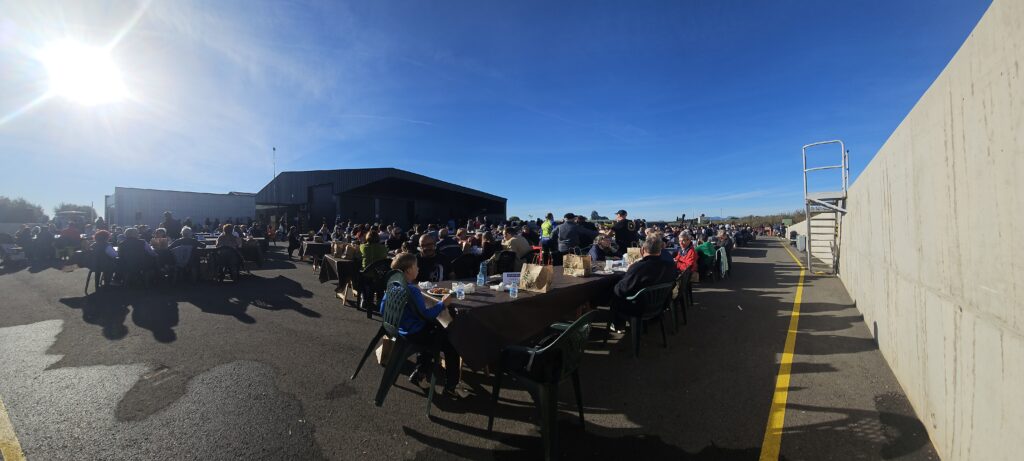 Vista panorámica del gran comedor popular durante la Fiesta del Aceite de Coselva, mostrando la afluencia y el ambiente social del evento gastronómico.