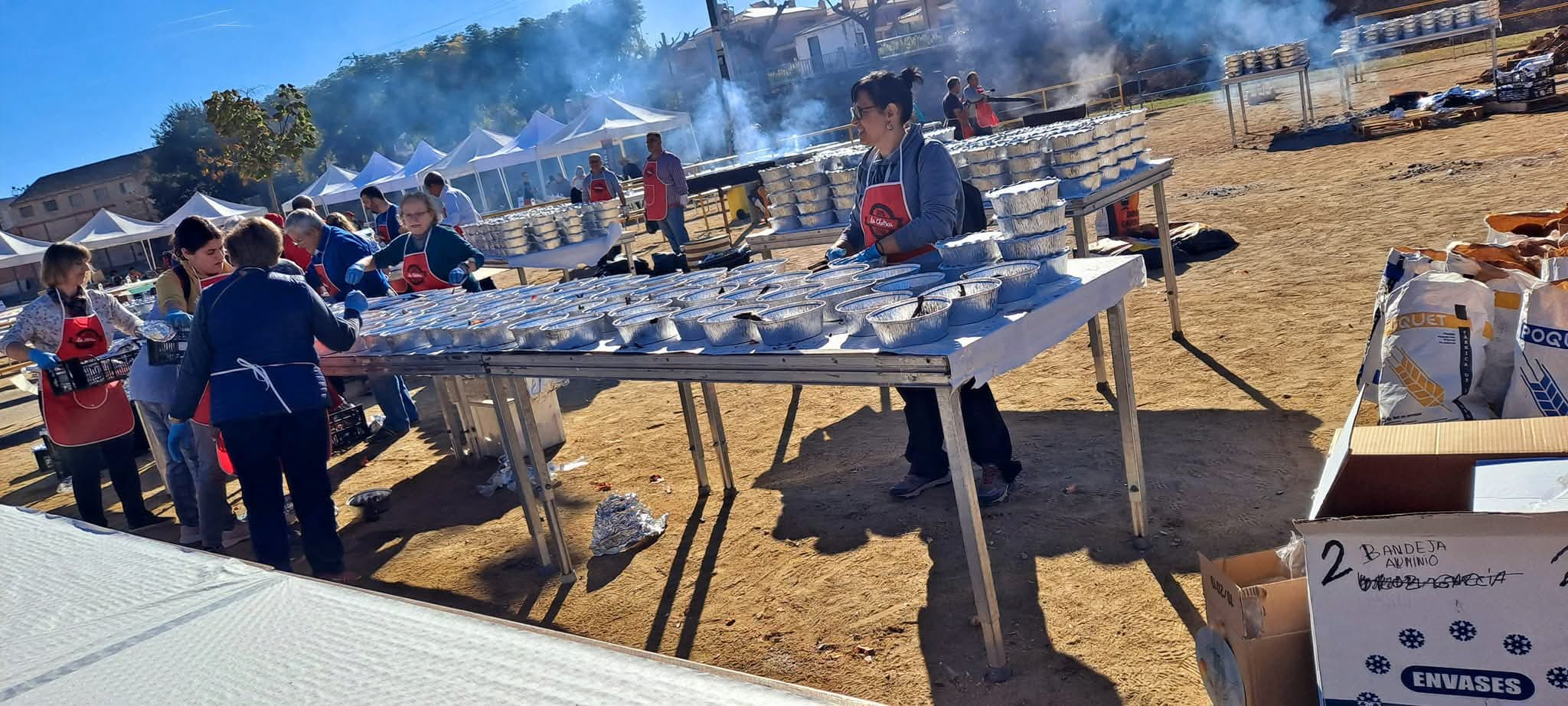Voluntarios preparando Clotxas en mesas al aire libre en la Festa de l'Oli, Móra la Nova.