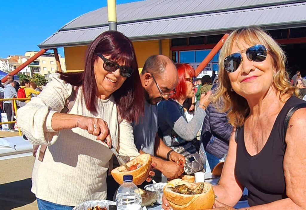 Gastronomía Slow Food: Mujer feliz comiendo La Clotxa en la Festa de l'Oli, Tarragona.