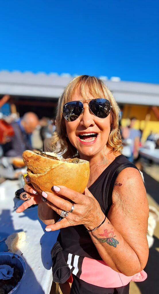 Gastronomía Slow Food: Mujer feliz comiendo La Clotxa en la Festa de l'Oli, Tarragona.