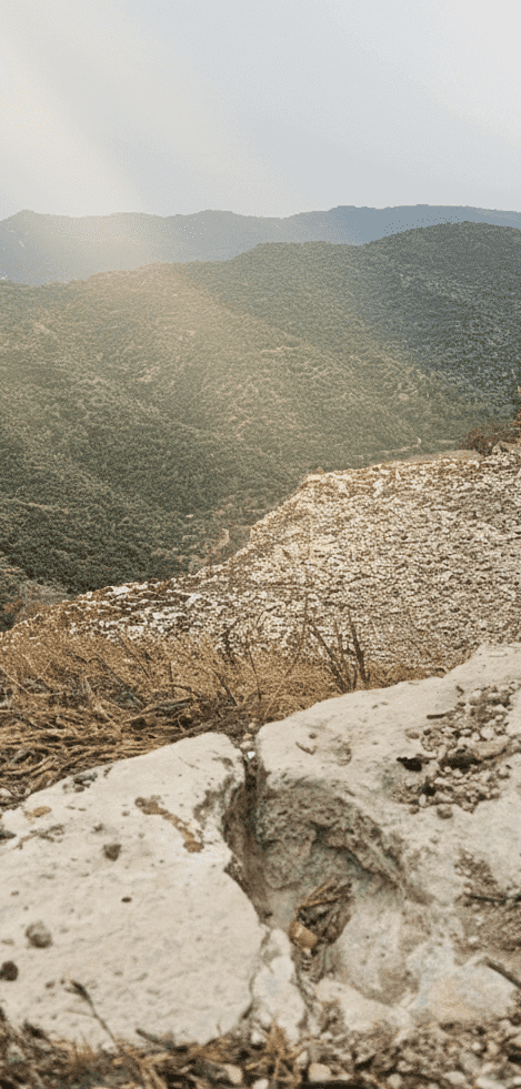 Primer plano de la marca en la roca conocida como la huella del caballo de la Reina Mora en el acantilado de Siurana.
