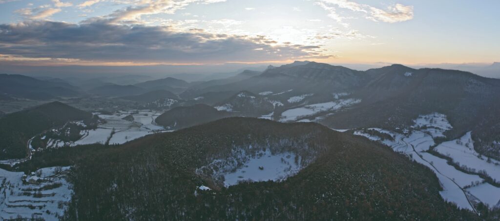 Vista aérea del cráter del volcán de Santa Margarida nevado. Paisaje de invierno en la zona volcánica de la Garrotxa.