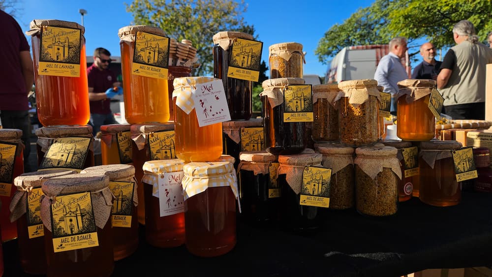 Selección de tarros de miel artesanal Mel del Remei en un mercado local de las Montañas de Prades.  Gastronomia y Slow Travel