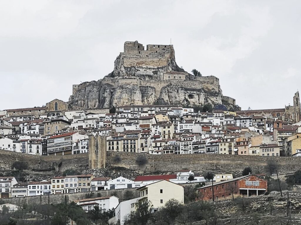 Vista panorámica del Castillo de Morella sobre el asentamiento rocoso, representando la conexión entre geología e historia en el Maestrazgo.