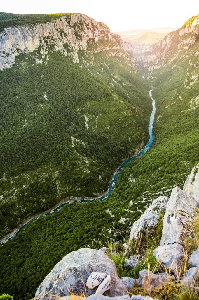 Vista vertical del río turquesa serpenteando en el fondo del cañón de las Gargantas del Verdon, Francia.