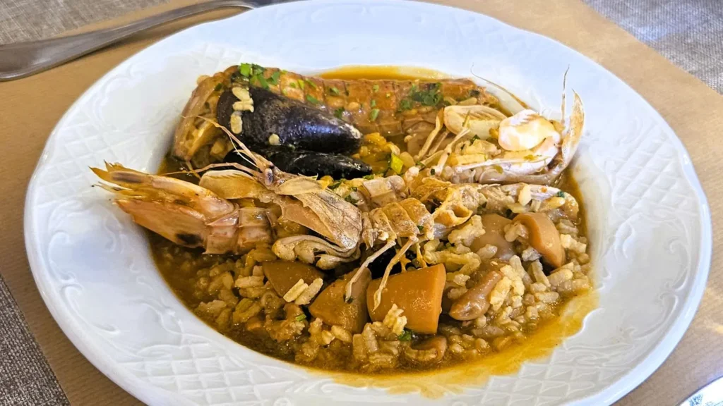 Plato de arroz meloso con galeras, mejillones y marisco típico de la gastronomía del Delta del Ebro.