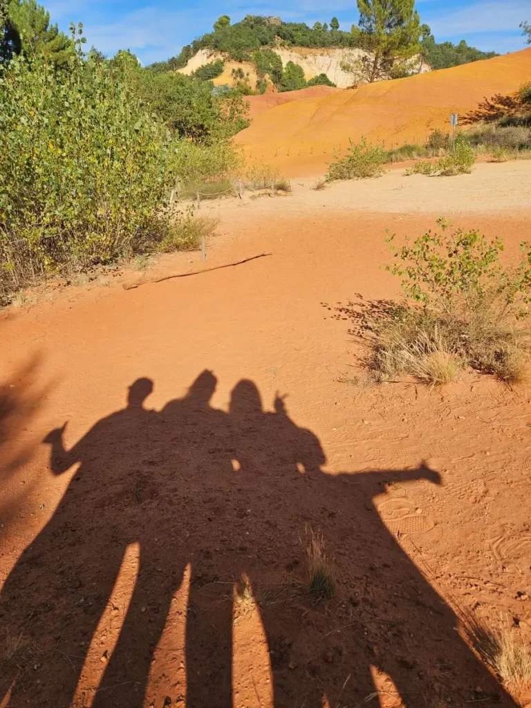 Sombras del equipo Viajeros con estrella en tierra rojiza. R.I.T.M.O