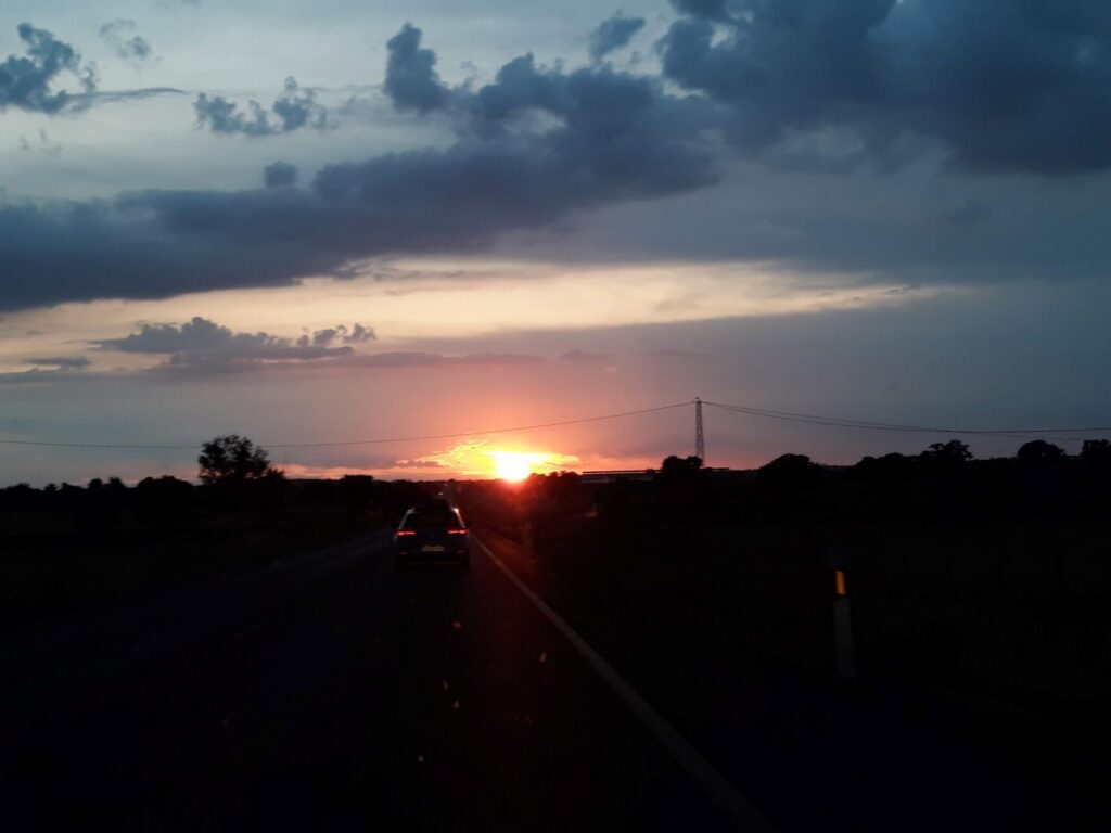 Conduciendo por carretera hacia el horizonte durante el eclipse solar España 2026.